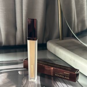 Hourglass Vanish™ Airbrush Concealer in shade Oat